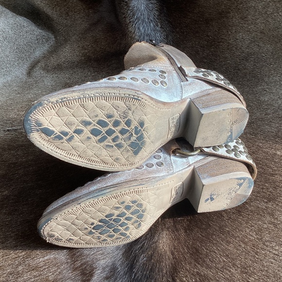 Circle G By Corral Boots White Wash Rivet Detail Low Top Boots - Picture 9 of 12